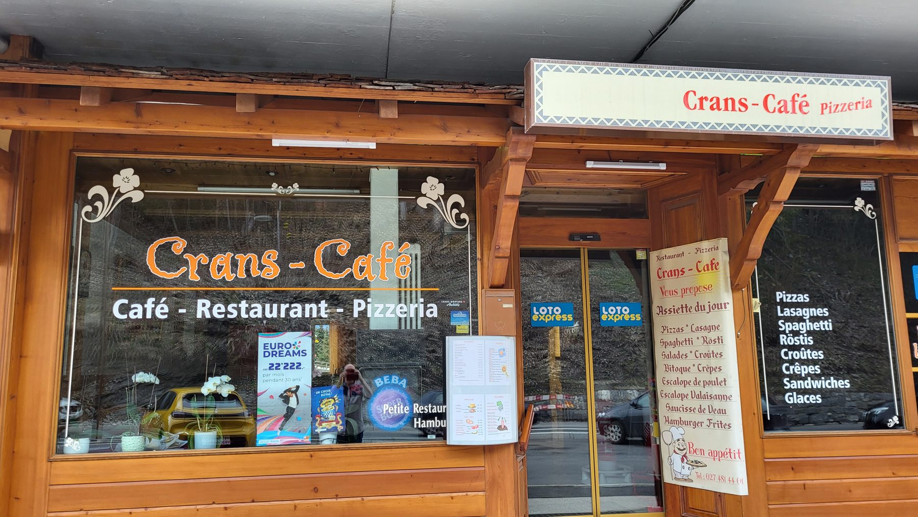 La façade en bois du Crans-Café, Route du Rawyl à Crans-Montana